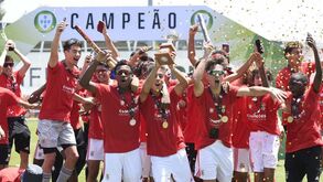 Benfiquistas receberam ontem o troféu alusivo à conquista do título de iniciados