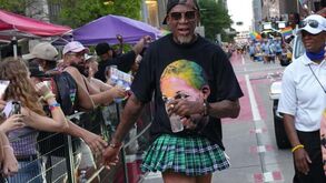 Dennis Rodman surge em parada gay de mini-saia