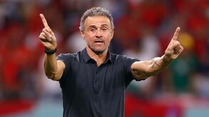 Luis Enrique chega quarta-feira ao PSG e tem à espera um salário milionário