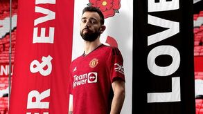 Manchester United apresenta novo equipamento: Bruno Fernandes é uma das figuras da campanha