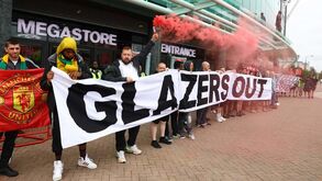 Adeptos do Manchester United protestam contra donos do clube durante apresentação do novo equipamento