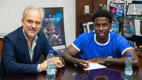 Belenenses contrata médio e renova com guarda-redes