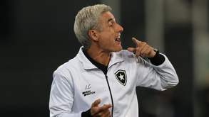 Luís Castro adia decisão mas saída está à vista 