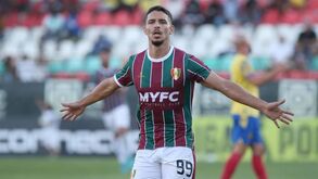 Gustavo Henrique assina em definitivo pelo E. Amadora até 2026