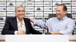 John Textor promete subir salário de Luís Castro