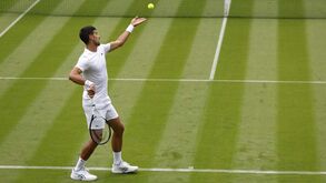 Djokovic inicia defesa do título em Wimbledon frente a Cachín 