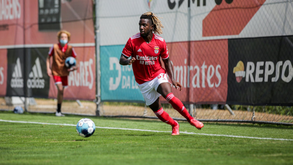 Benfica oficializa saída de Sandro Cruz para o Chaves e fica com 50% do passe do lateral