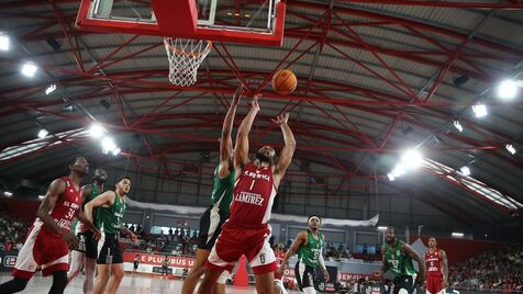 Benfica derrota Sporting no arranque da final do playoff com cesto em cima  da buzina - Basquetebol - Jornal Record