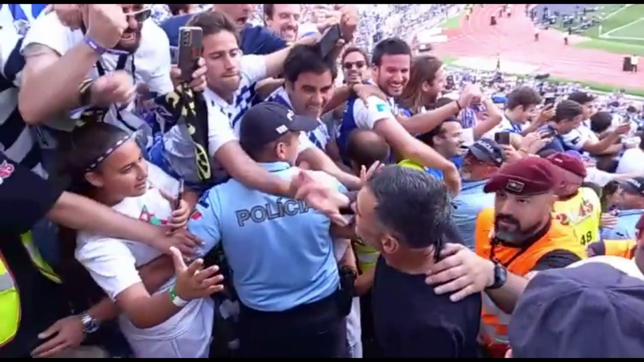 Jogadores e elementos da equipa técnica recebem medalhas de vencedores da prova 2022/23