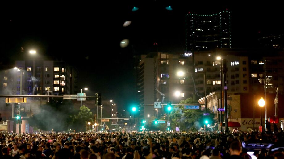 Festejos após vitória dos Denver Nuggets