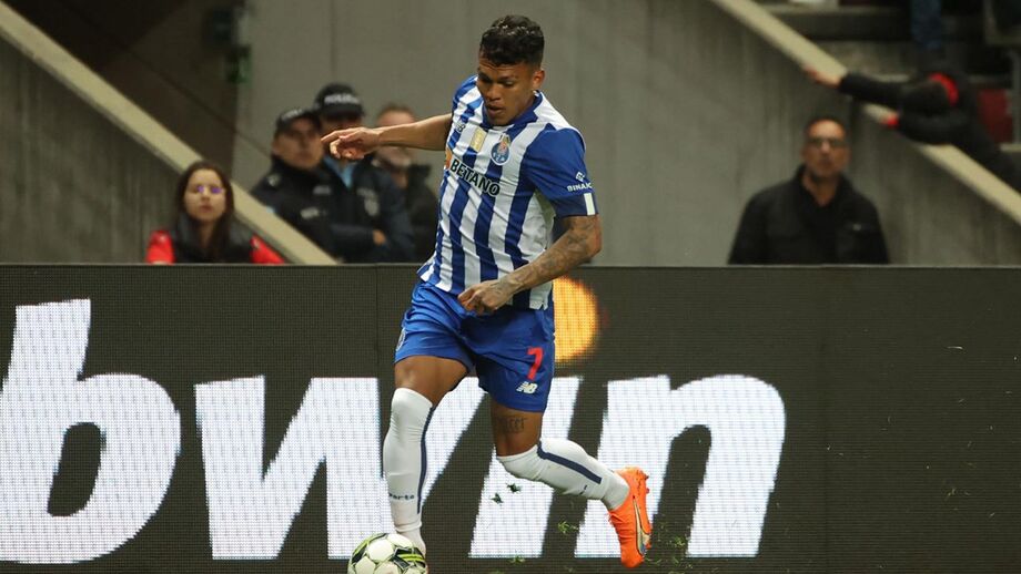 Extremo do FC Porto sentiu dor na virilha após um lance com um adversário e o jogo deu-se por terminado