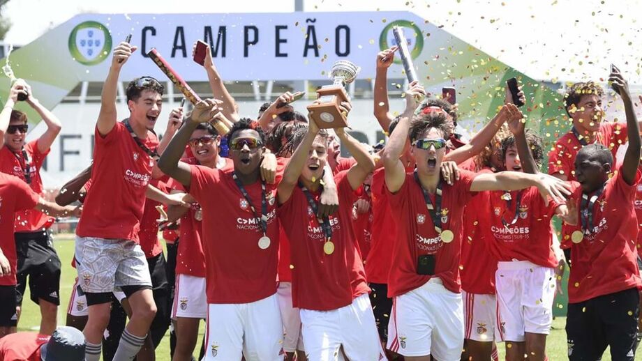 Benfiquistas receberam ontem o troféu alusivo à conquista do título de iniciados