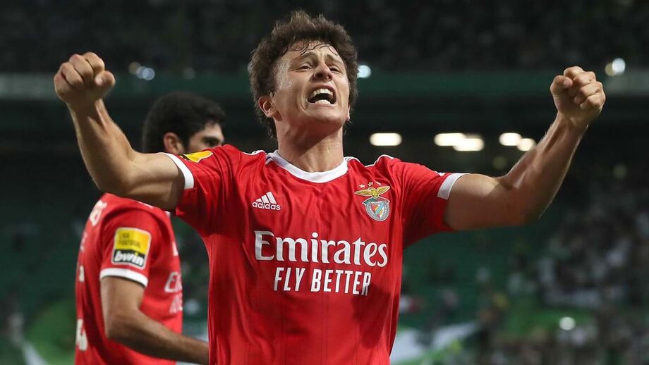 O lance polémico do Sporting-Benfica visto lá fora: «Nunca pode ser assinalado fora-de-jogo»