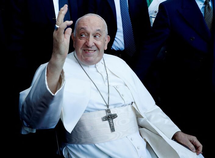 Papa Francisco tem alta hospitalar após cirurgia