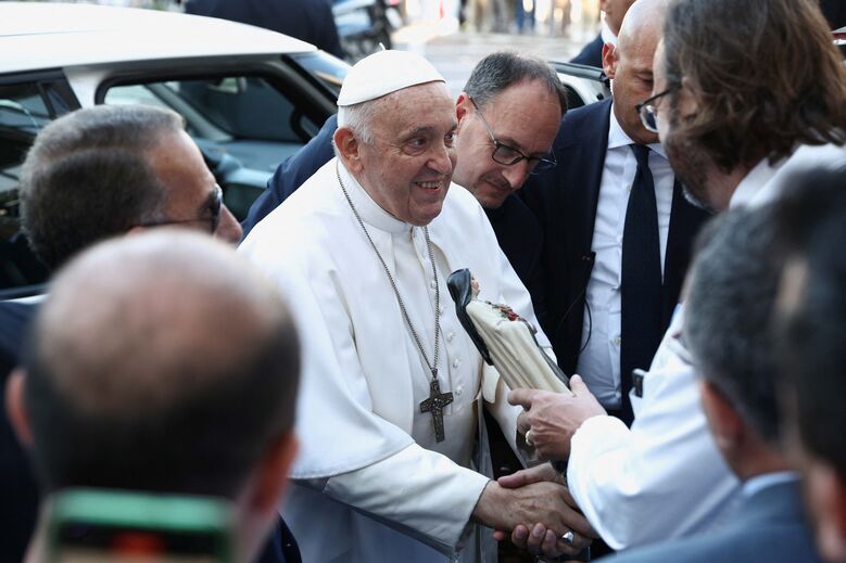 Papa Francisco tem alta hospitalar após cirurgia