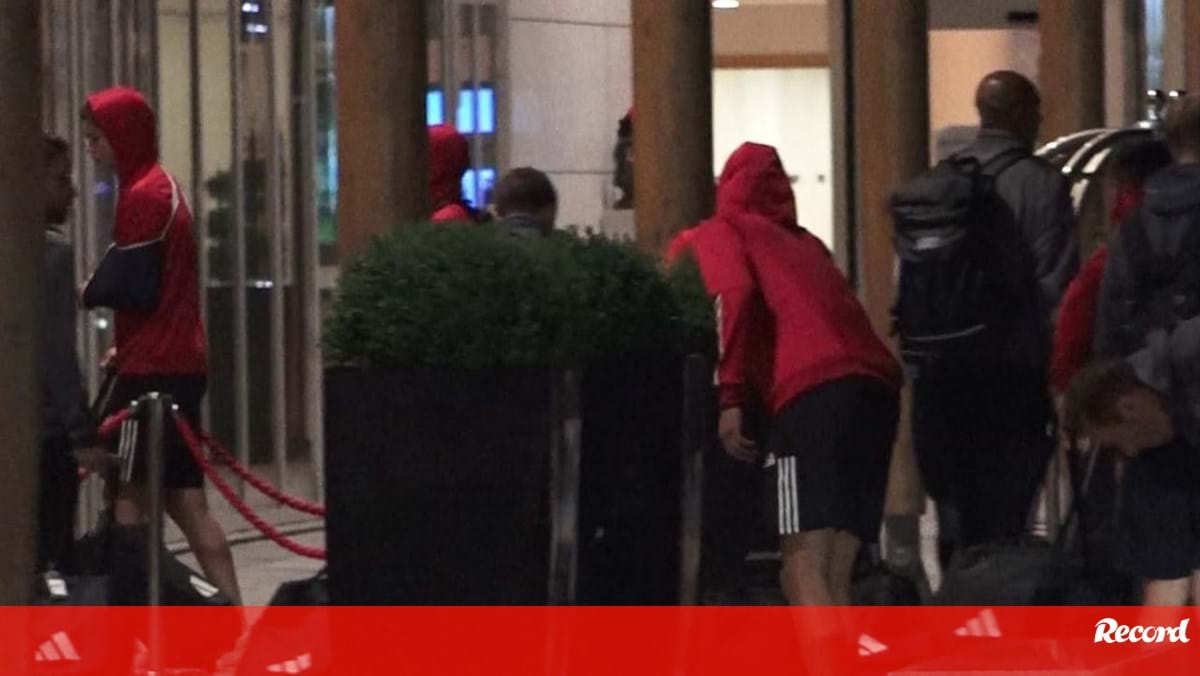 Red Entourage Arrives at English Teams’ Home at 3 AM