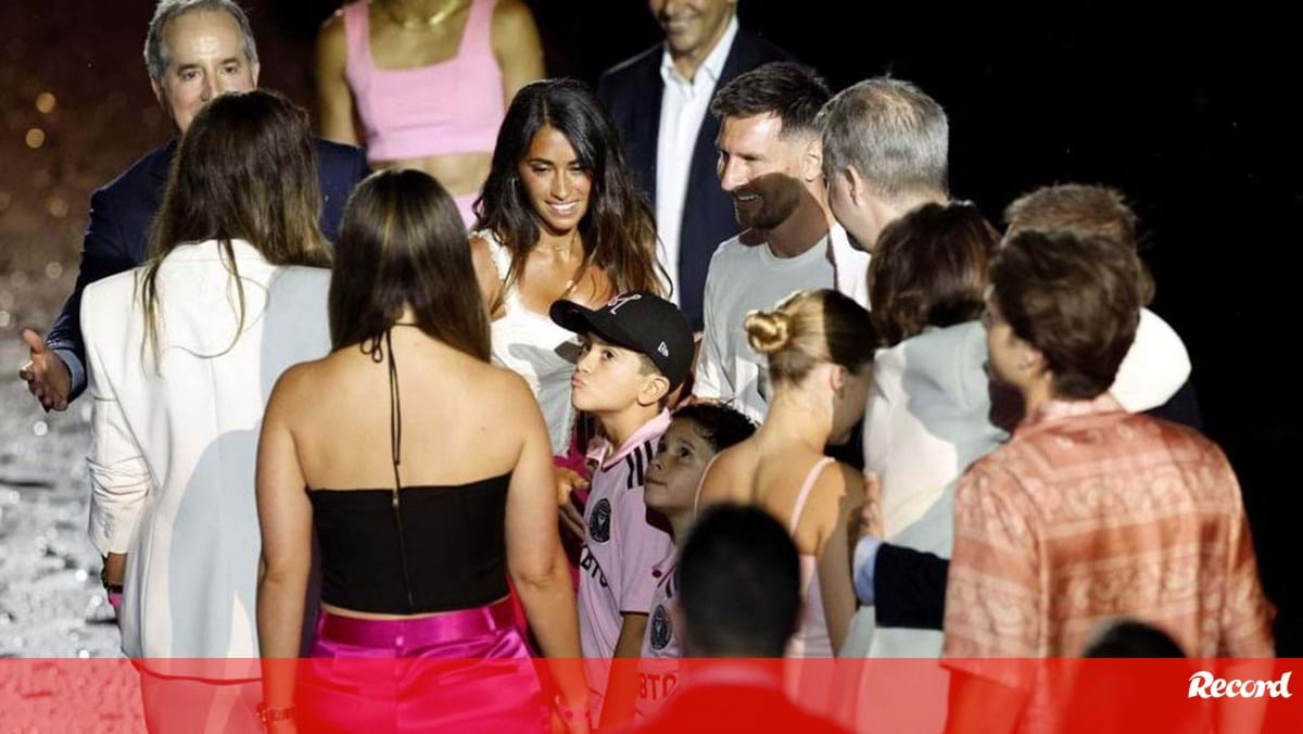 Loucura na apresentação de Messi: da irreverência do filho ao roubo das atenções de Antonella e Victoria Beckham - Fotogalerias - Jornal Record