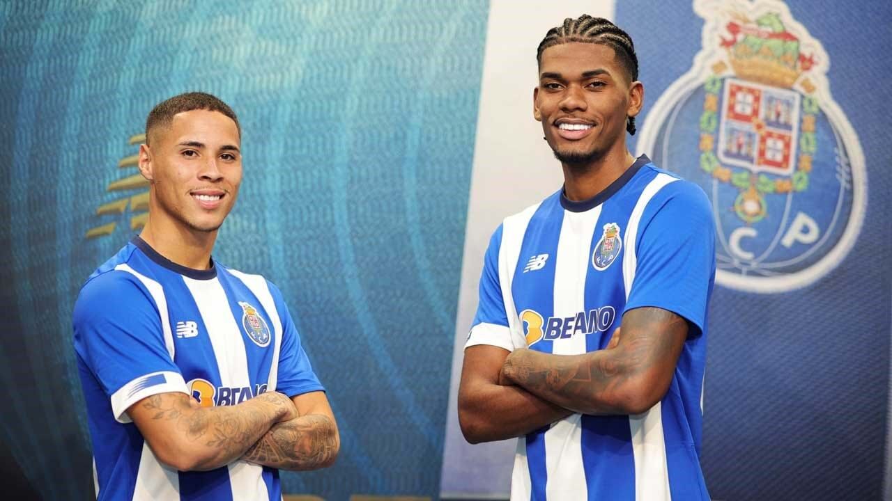 Dois jogadores, no total 93 anos: a curiosa dupla de ataque do