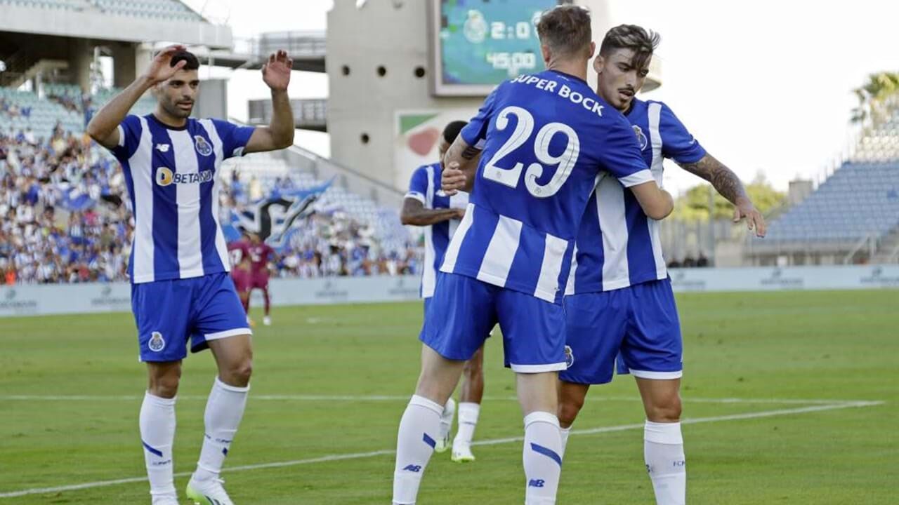 FC Porto goleia Cardiff City com bis de Toni Martínez