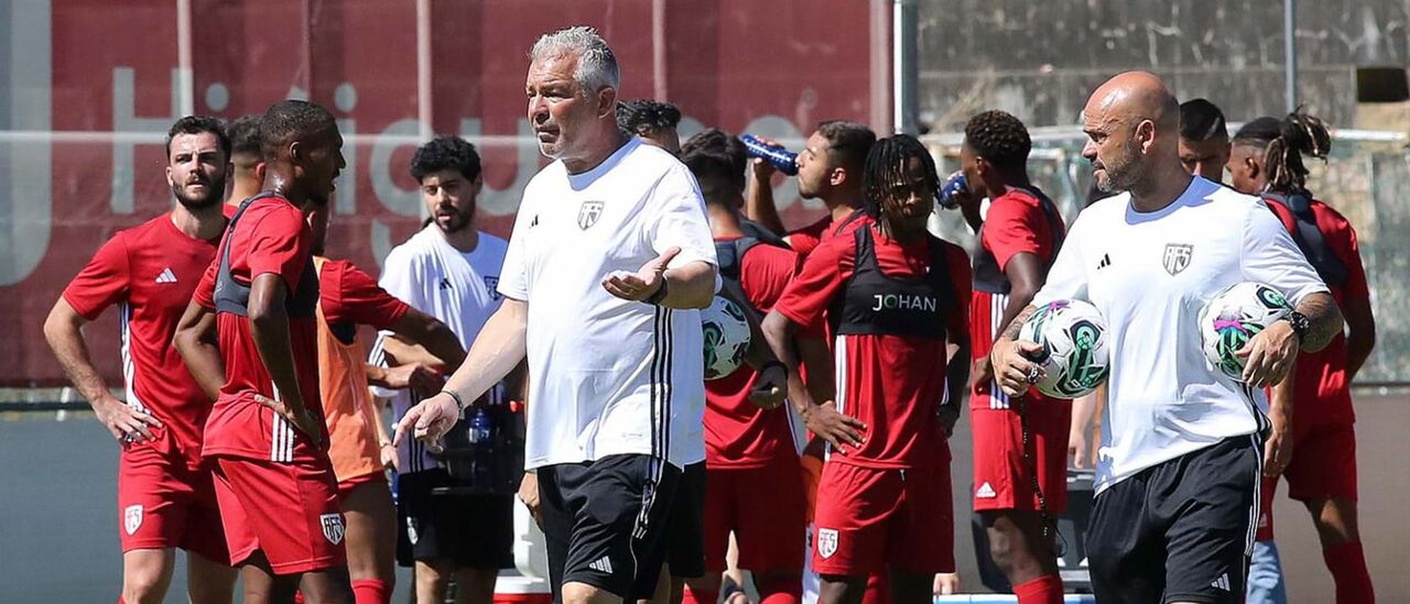 Jorge Costa deu o primeiro treino no relvado