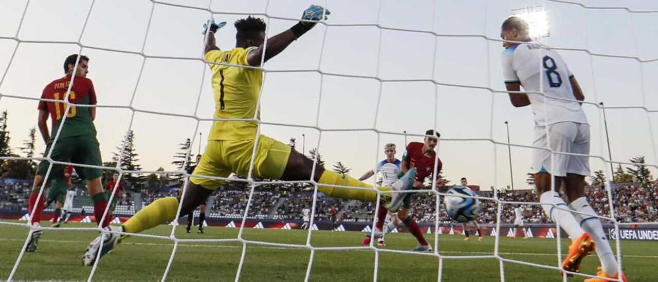Gordon rematou e Ramsey quase impediu o golo, mas a bola entrou mesmo