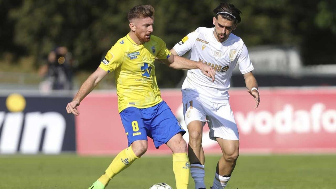Arsénio à esquerda, numa disputa com Jota Silva (V. Guimarães)