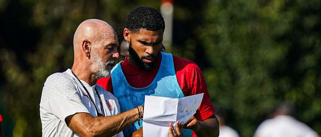 Stefano Pioli com o reforço Loftus-Cheek