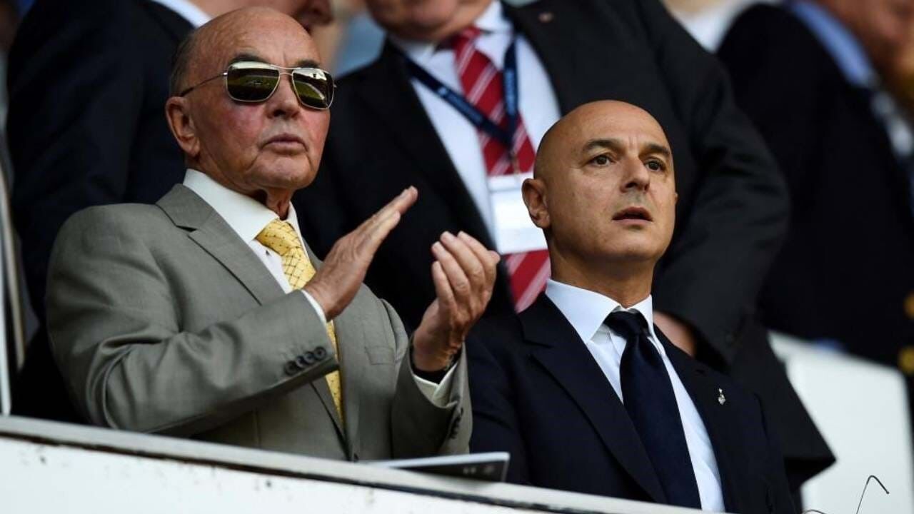 Joe Lewis, à esquerda, com o presidente do Tottenham, Daniel Levy