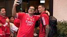 Di María com um adepto à chegada ao hotel, na Suíça