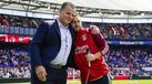Kökcü não evita a emoção ao ser recebido desta forma no regresso ao estádio do Feyenoord 