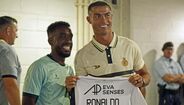 Fabrício Isidoro, capitão do Farense, ofereceu uma camisola ao astro luso do Al Nassr
