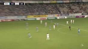 Guarda-redes adiantado (e a 'dormir'...) e sai um golo do meio campo!