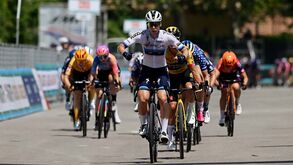 Lorena Wiebes ganha 3.ª etapa do Giro feminino ao sprint
