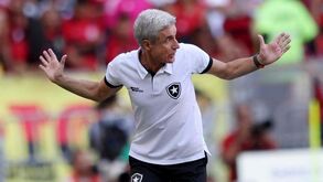 Luís Castro despede-se do Botafogo e adeptos 'atacam': «Mercenário!»
