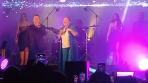 Mãe de Cristiano Ronaldo sobe ao palco, canta e dança em concerto de Jorge Ferreira