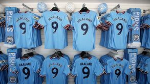 Ingleses fizeram as contas e clubes ganham apenas 5 euros por cada camisola vendida