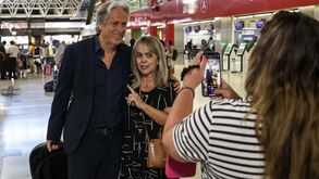Fotografias com fãs e despedida da mulher: Jorge Jesus viajou para o estágio do Al Hilal