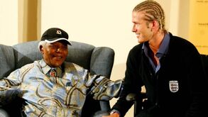 Beckham era o rei dos penteados e foi conhecer Mandela... de tranças: «Único arrependimento»