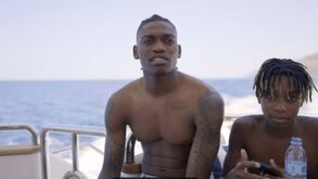 Adora chocolate, odeia passadeira e tem um plano para acabar com a fome: Rafael Leão abre o livro