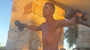 Cristiano Ronaldo mostra como mantém a forma nas férias