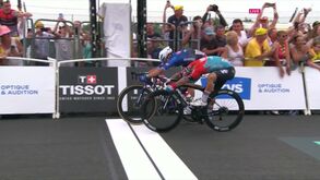 Jasper Philipsen bisa em final caótico no Tour