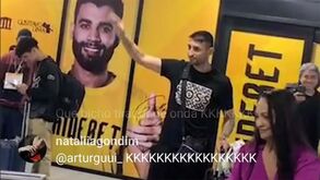 Alan Ruiz recebido como um herói em Recife... por engano
