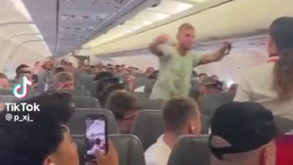 Passageiros travam lutador de boxe que tentou abrir porta de avião