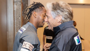 Jorge Jesus recebido por Marega e André Carrillo no estágio do Al Hilal