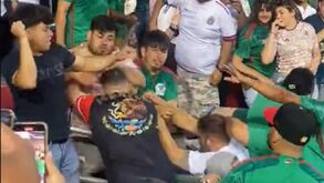 Adeptos mexicanos à pancada durante jogo com o Qatar