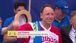 Norte-americano devora 62 cachorros em dez minutos