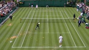 Ativistas ambientais invadem court e interrompem encontro em Wimbledon 