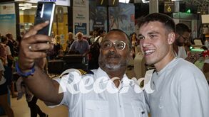 Ugarte já rumou a Paris e adeptos quiseram ficar com recordação do jogador do Sporting