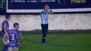 Insólito na Argentina: jogador expulso após decidir... urinar em campo