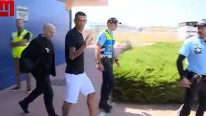 Di María chega ao aeródromo de Tires, acena e segue em silêncio